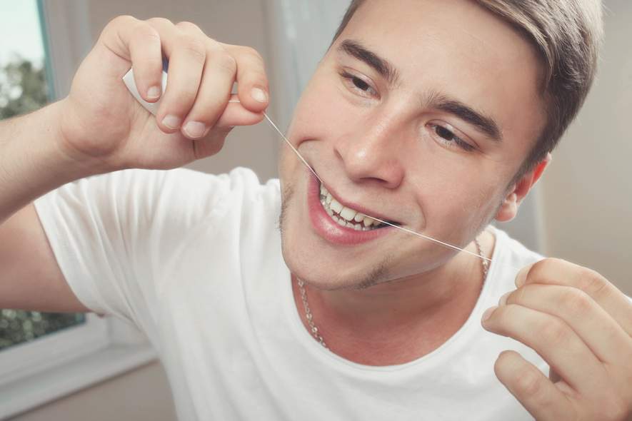 Erst Zähneputzen, dann Zahnseide? Studie untersucht Reihenfolge